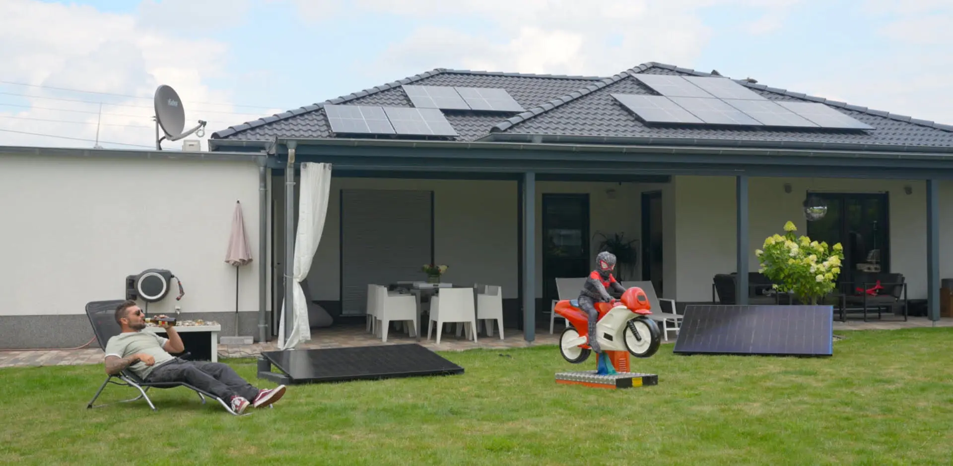 Haus mit Photovoltaikanlage auf dem Dach - Greenlution Solarenergie